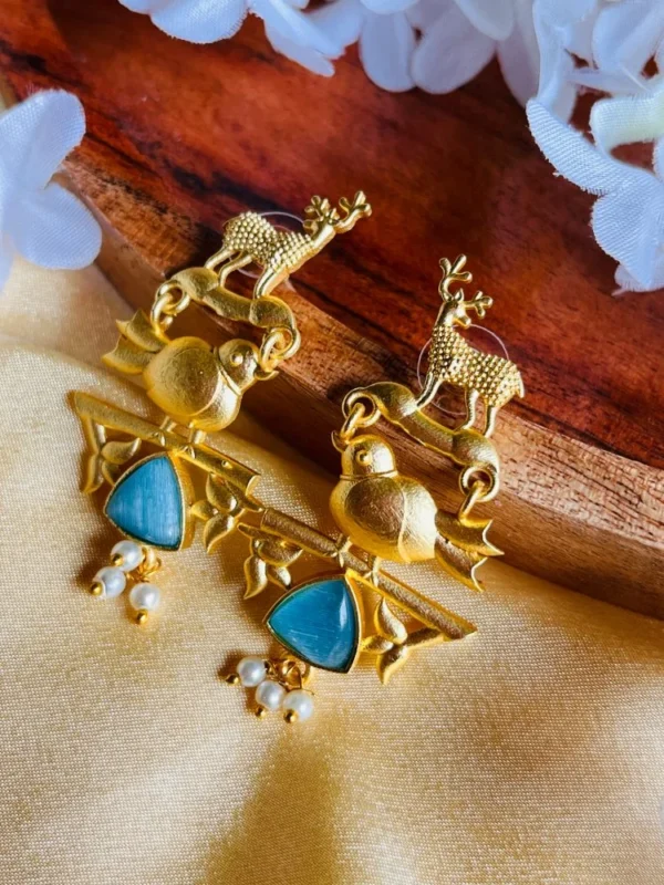 bird-motive-small-golden-earrings