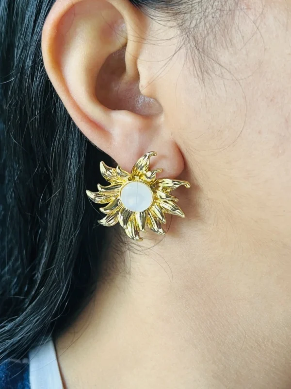 flower-moonstone-stud