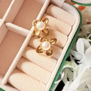 golden-pearl-flower-stud-earrings