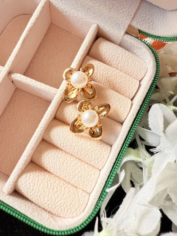 golden-pearl-flower-stud-earrings