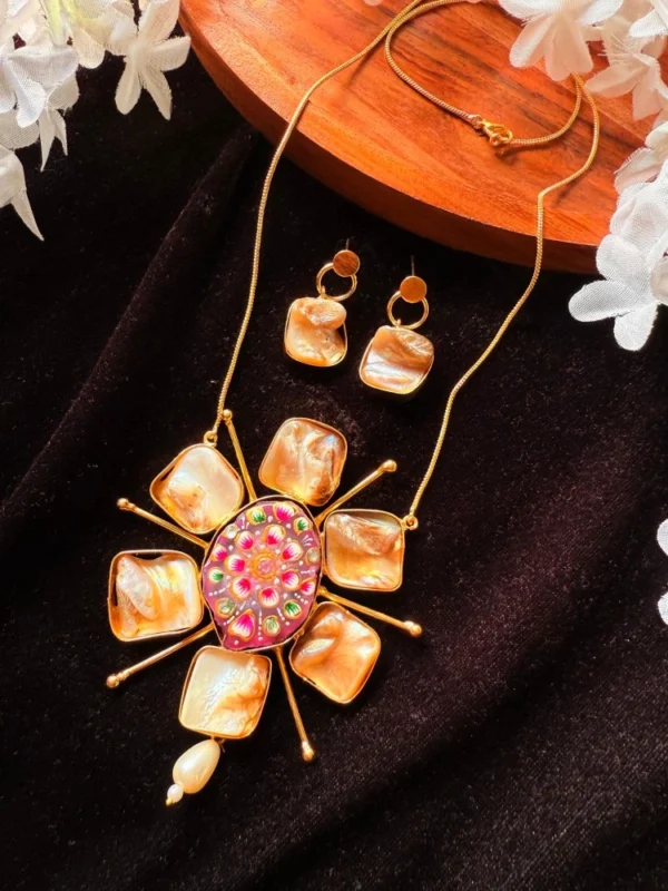 tanjore-pendant-necklace-set