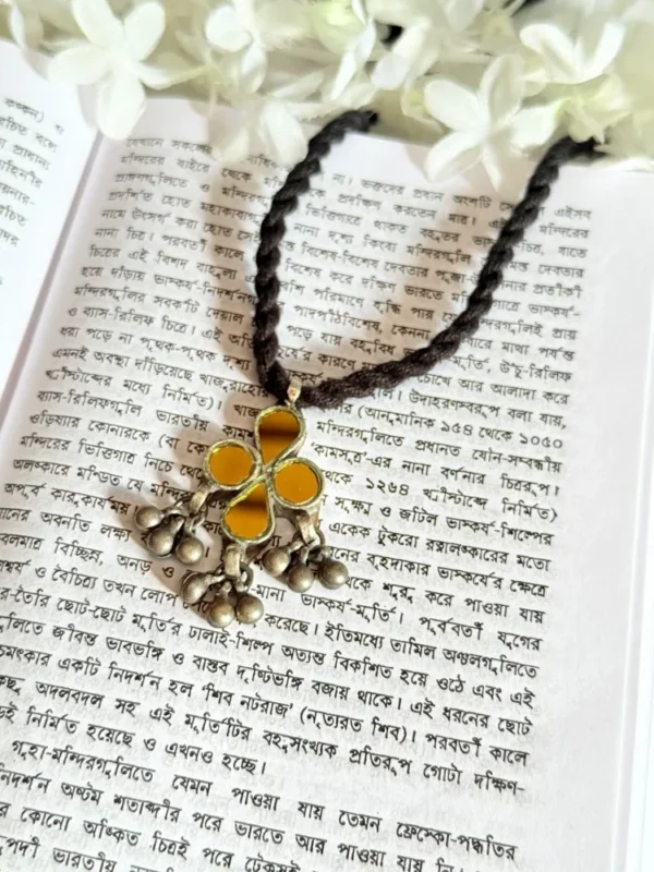 yellow-glass-thread-necklace