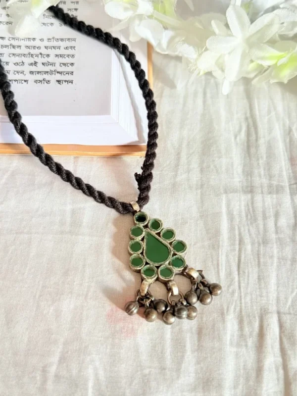 deep-green-glass-threaded-necklace