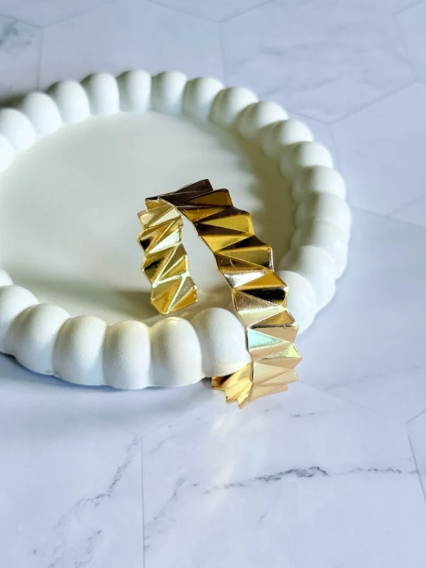 curving-stylish-bracelet
