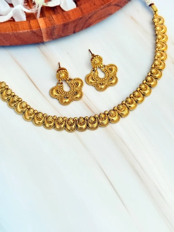 traditional-golden-choker-set