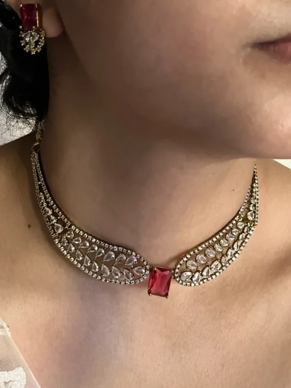 statement-red-ad-golden-choker-set