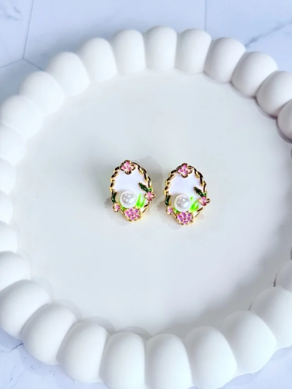 pearl-enamel-studs