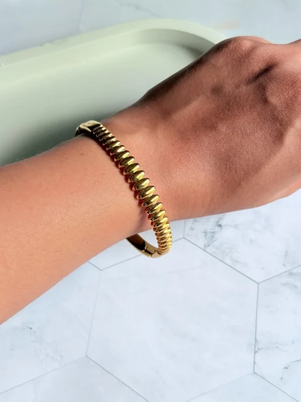 anti-tarnish-golden-bracelet