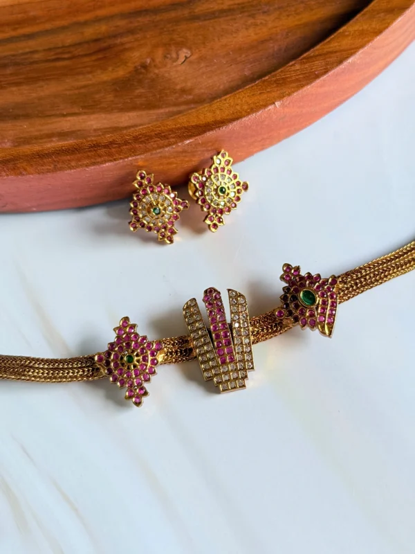 sleek-golden-choker-set
