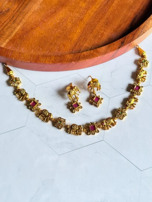 sleek-temple-choker-set