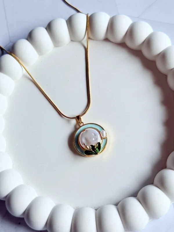 green-pearl-pendant-necklace