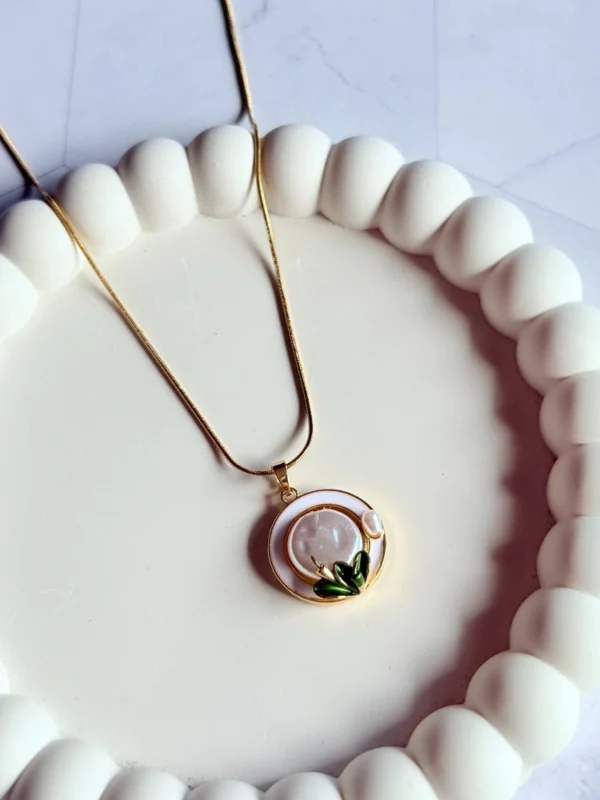white-pearl-pendant-necklace