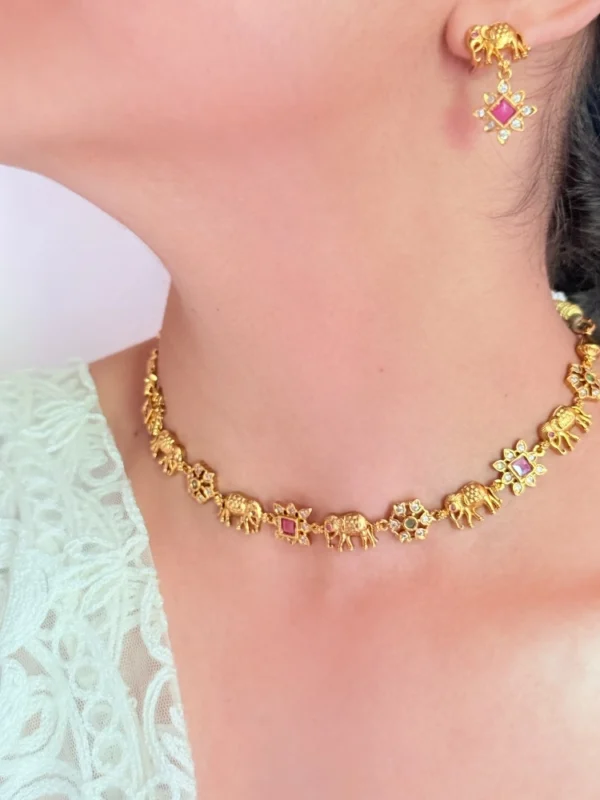 traditional-golden-sleek-choker-set