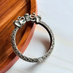 chitai-work-silver-look-alike-bangle
