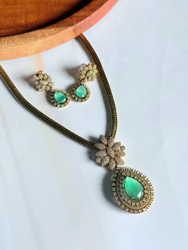 single-pendant-traditional-necklace