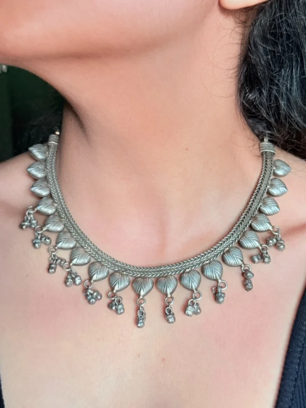 sleek-antique-silver-necklace