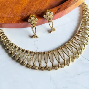 sleek-ad-golden-necklace-set