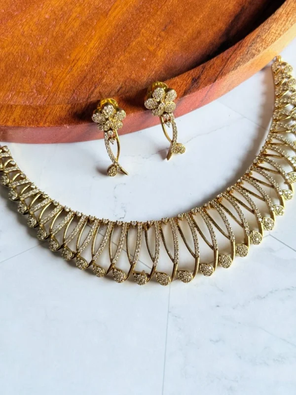 sleek-ad-golden-necklace-set