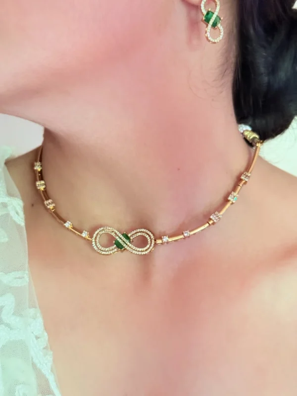 green-sleek-golden-necklace