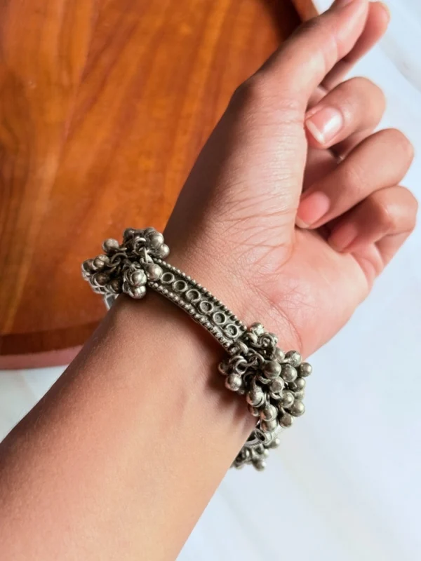 sleek-silver-ghungroo-bangle