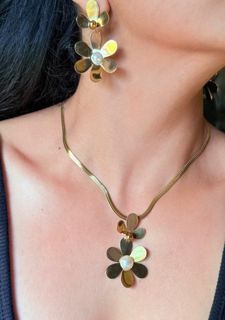 gold-flower-pearl-necklace