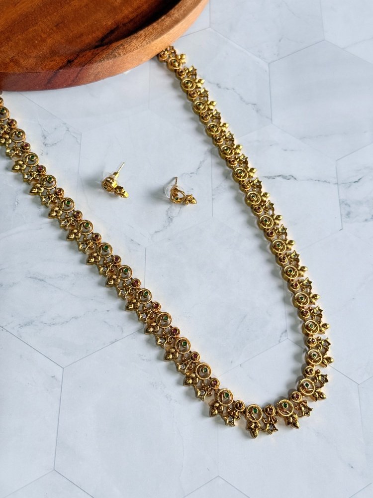 sleek-design-long-necklace-set