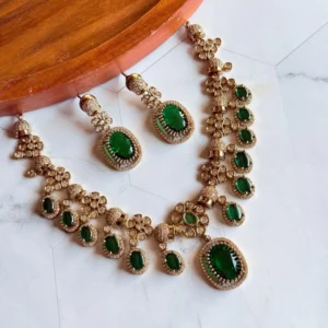 gorgeous-green-ad-necklace-set