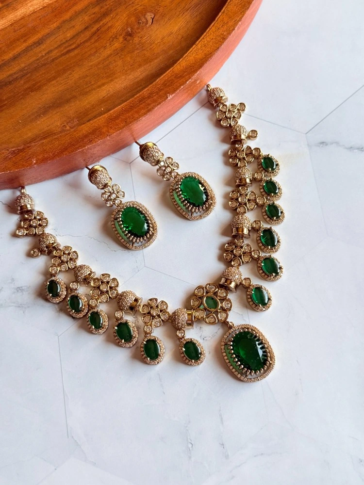 gorgeous-green-ad-necklace-set