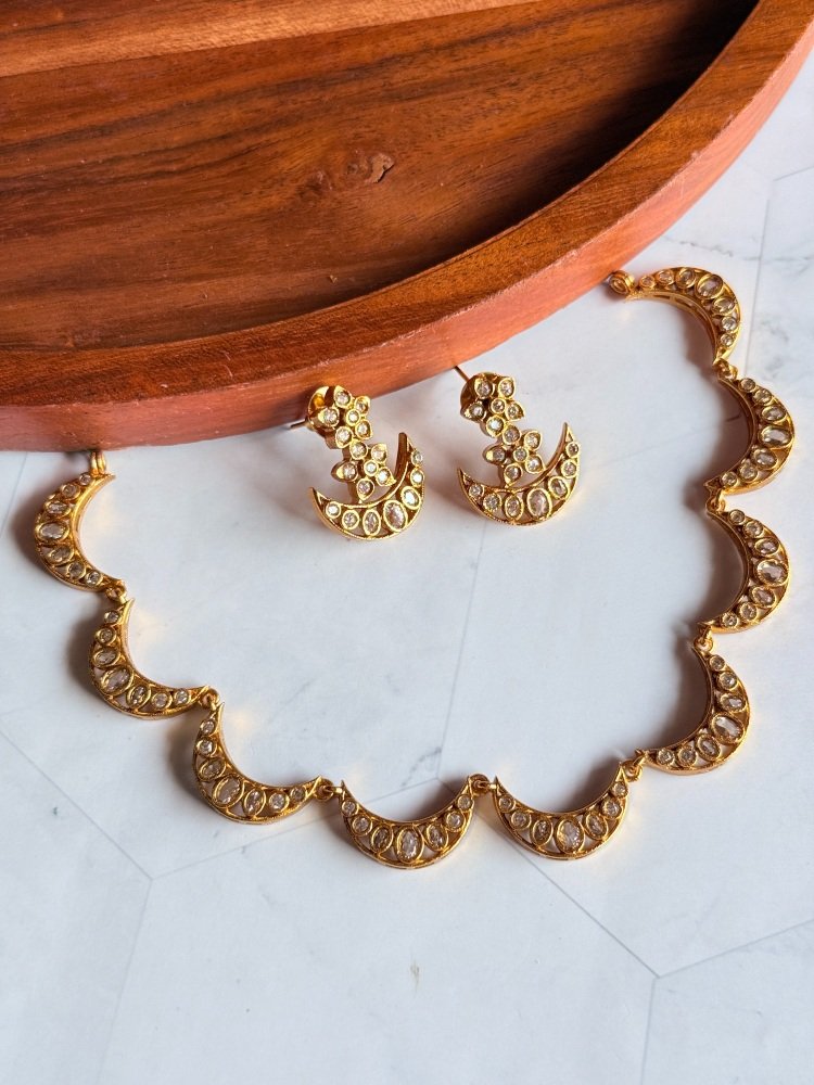 sleek-moon-style-choker-set