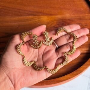 temple-sleek-golden-choker-set