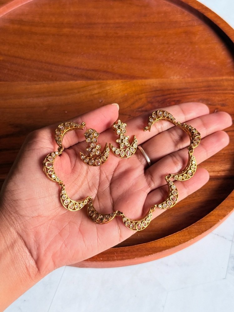 temple-sleek-golden-choker-set