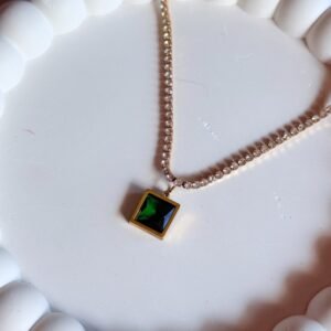 green-stone-pendant-necklace