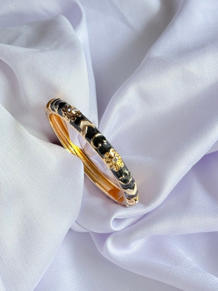 black-bangle