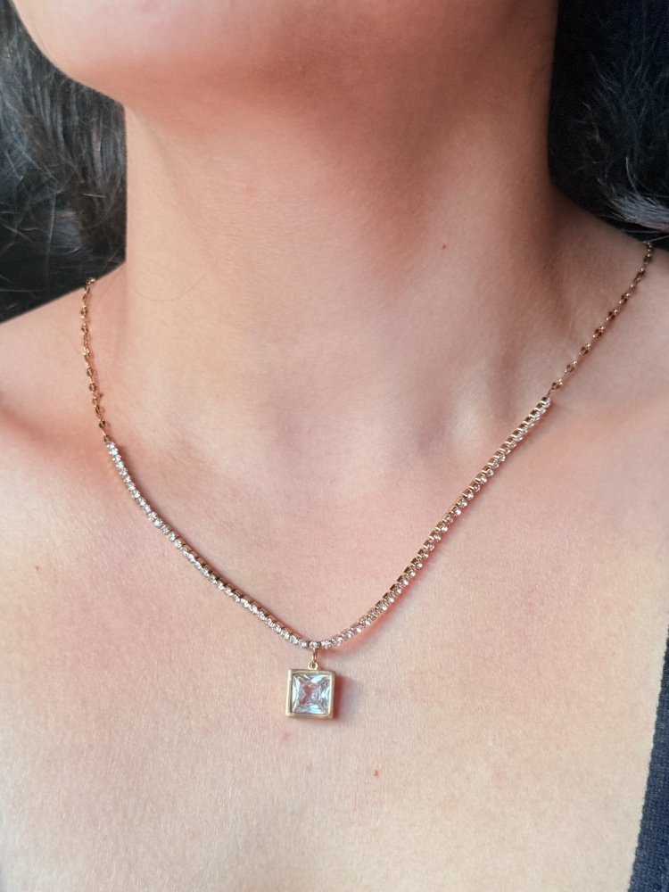 white-crystal-pendant-necklace