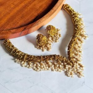 curving-broad-v-shaped-necklace-set