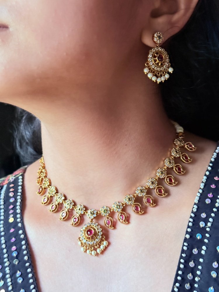 red-necklace-ad-set