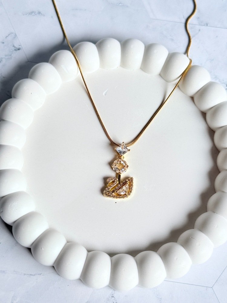 white-swan-necklace