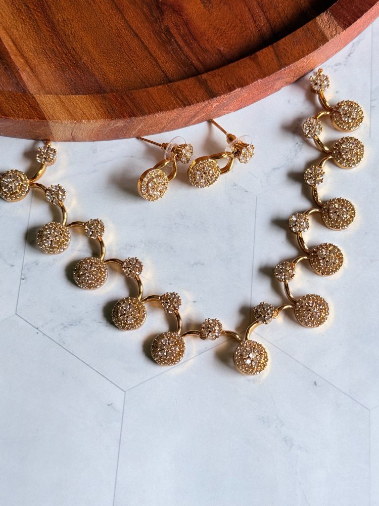 sleek-ad-necklace-set