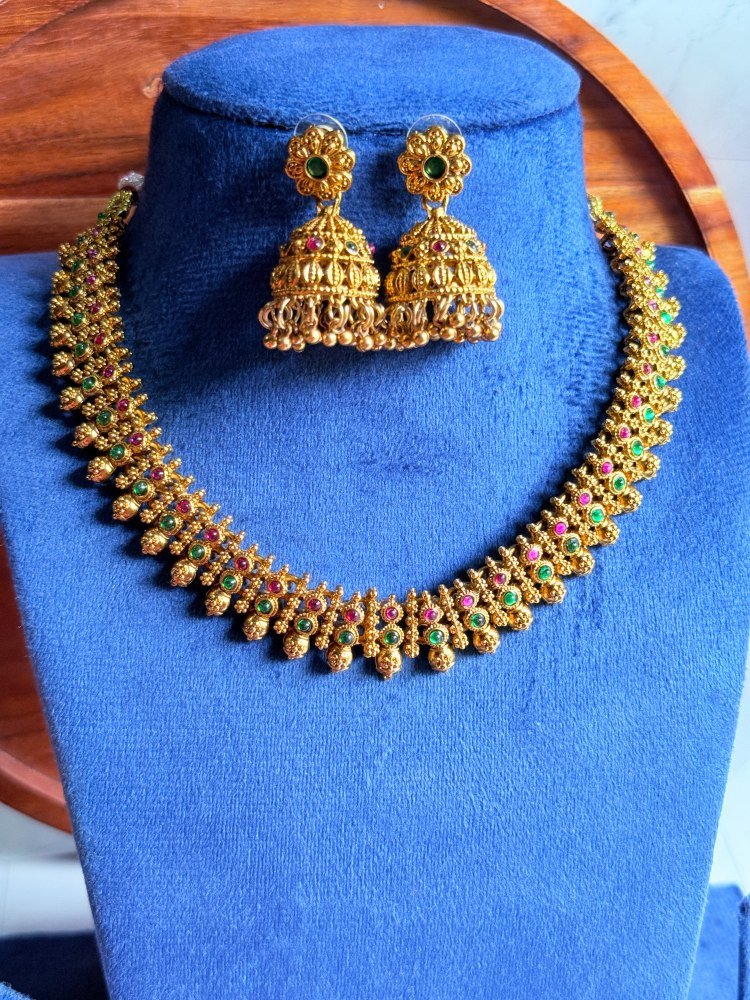 traditional-sleek-necklace-set