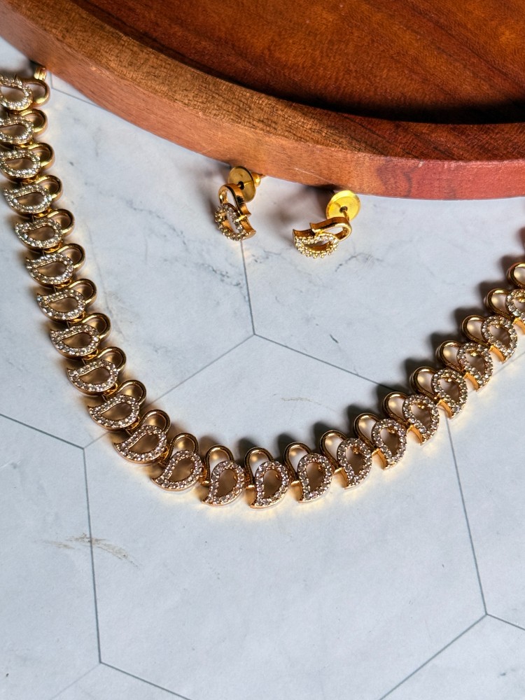 golden-stone-sleek-necklace-set