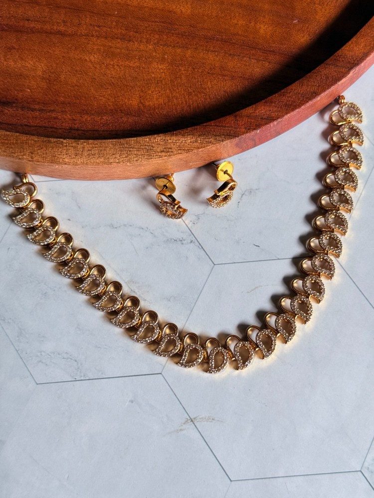 sleek-stone-necklace-set