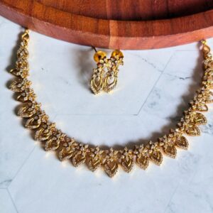 white-ad-sleek-necklace-set
