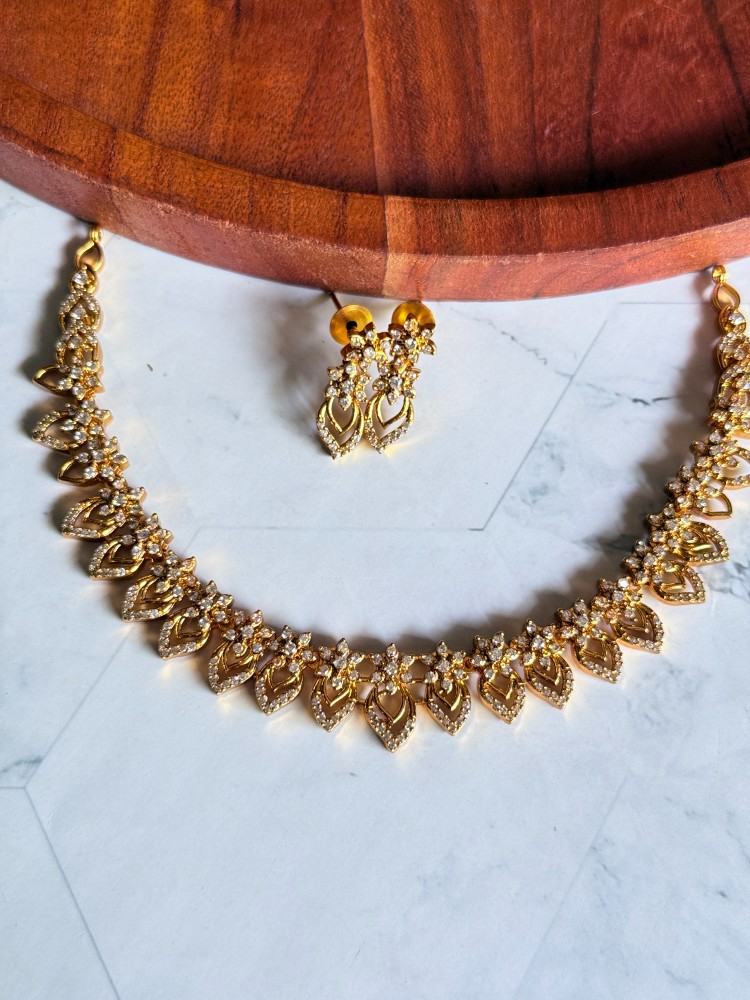 white-ad-sleek-necklace-set
